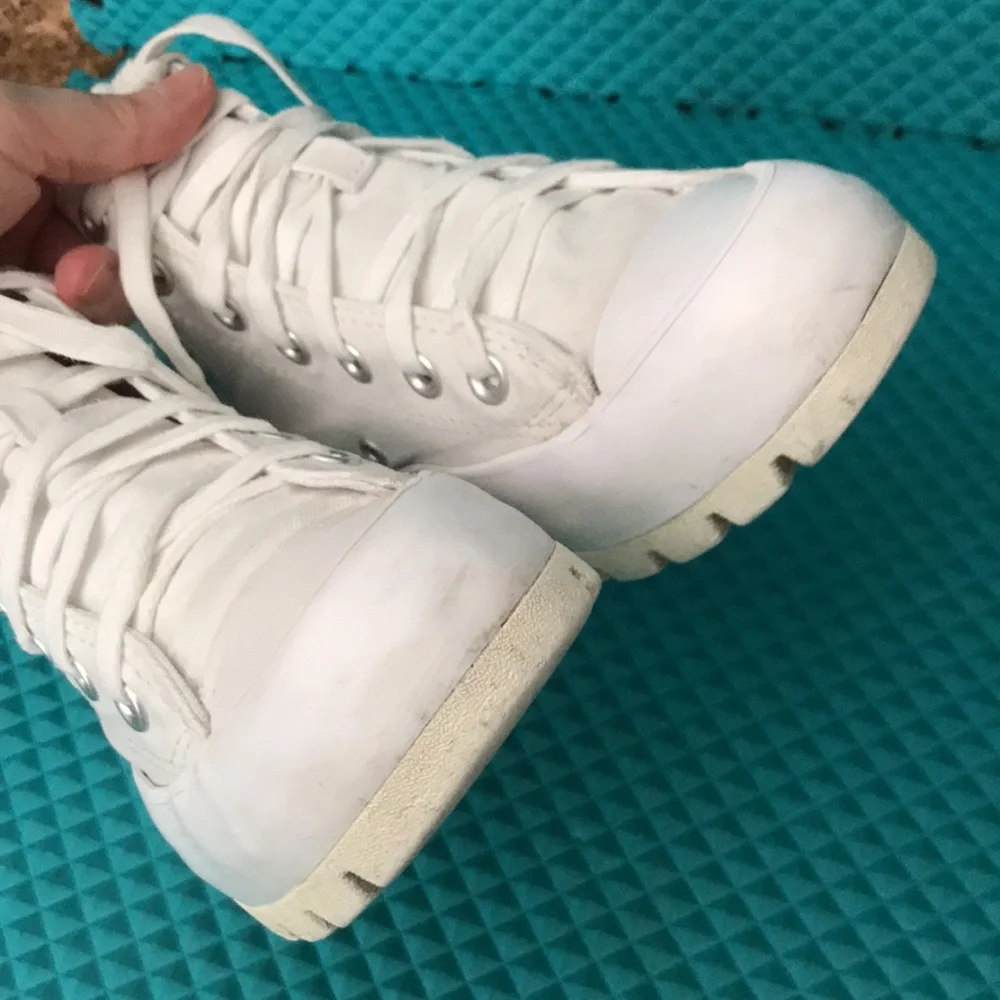 CONVERSE  Women Chuck Taylor All Star High Top Lugged Casual Sneakers | 5.5
